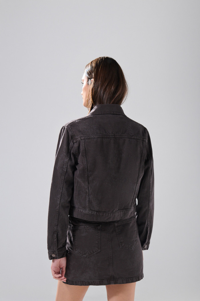 Chaqueta de jean slim café oscura con diseños de flores
