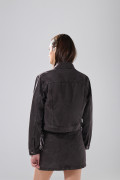 Chaqueta de jean slim café oscura con diseños de flores
