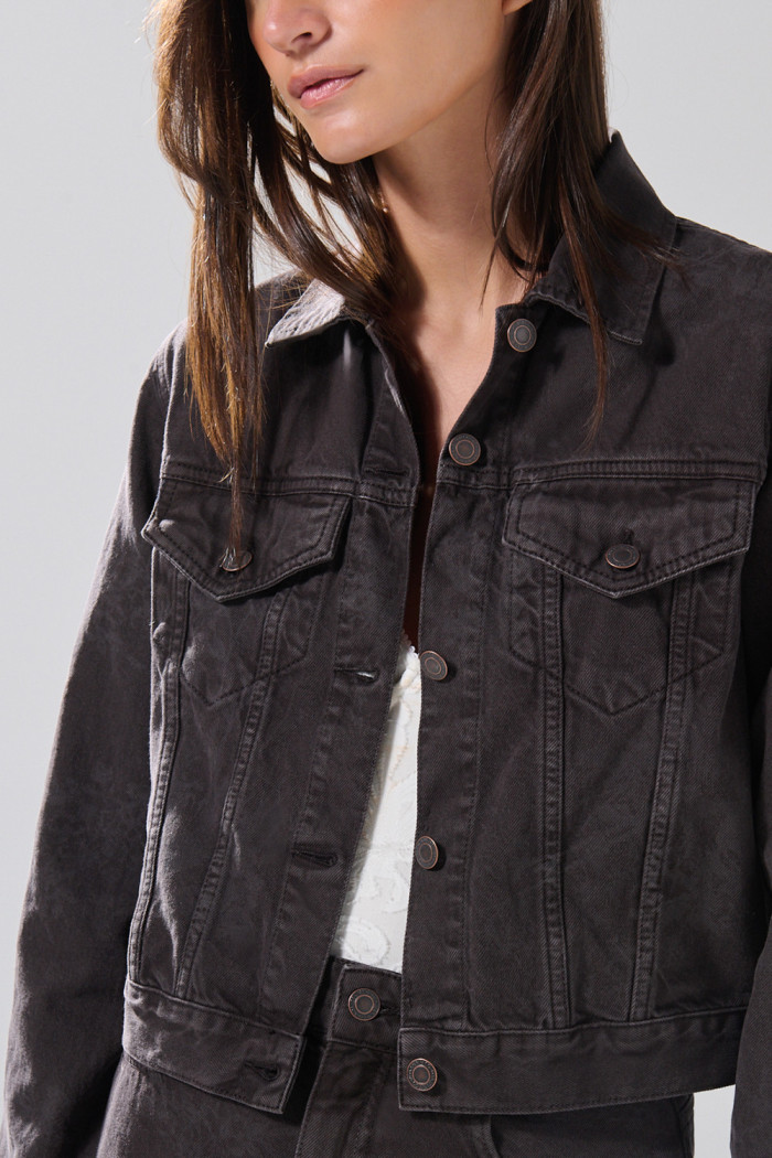 Chaqueta de jean slim café oscura con diseños de flores
