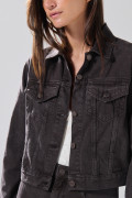Chaqueta de jean slim café oscura con diseños de flores
