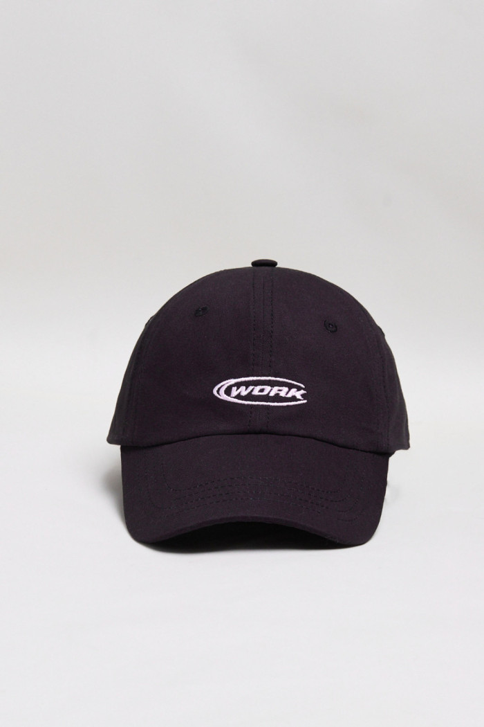 Cachucha beisbolera negra con texto bordado blanco
