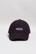Cachucha beisbolera negra con texto bordado blanco
