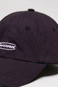 Cachucha beisbolera negra con texto bordado blanco
