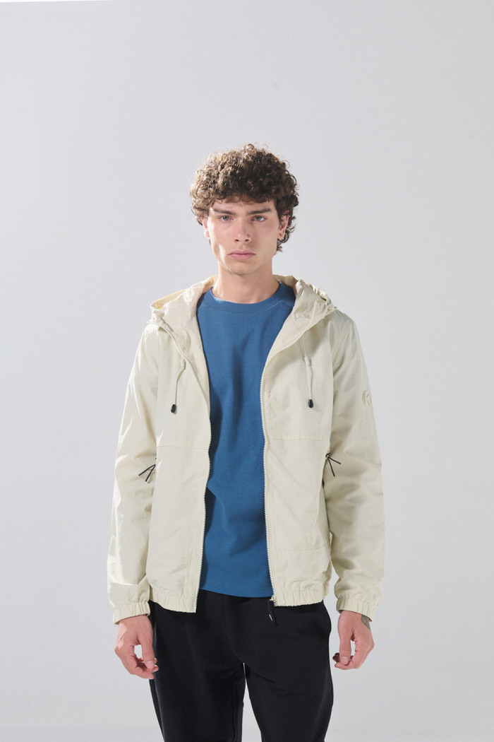 Chaqueta liviana con capota para hombre unicolor rompe viento
