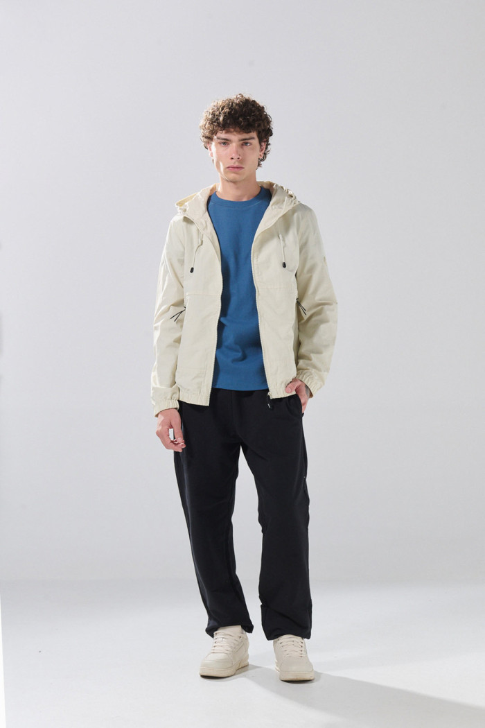 Chaqueta liviana con capota para hombre unicolor rompe viento