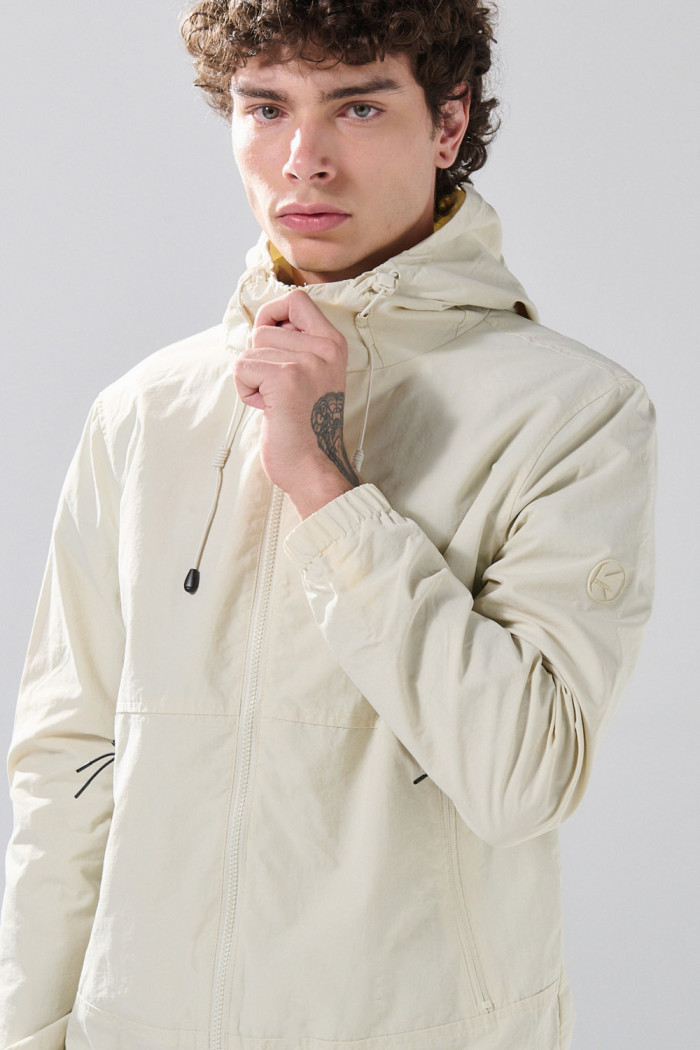 Chaqueta liviana con capota para hombre unicolor rompe viento
