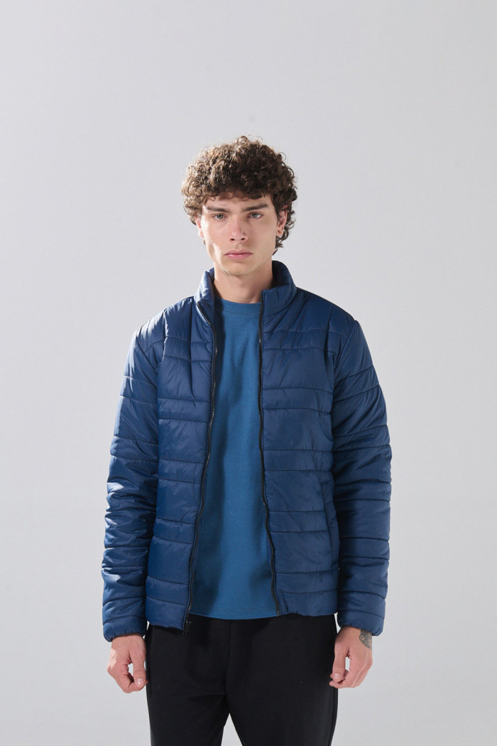 Chaqueta acolchada unicolor cuello alto con costuras
