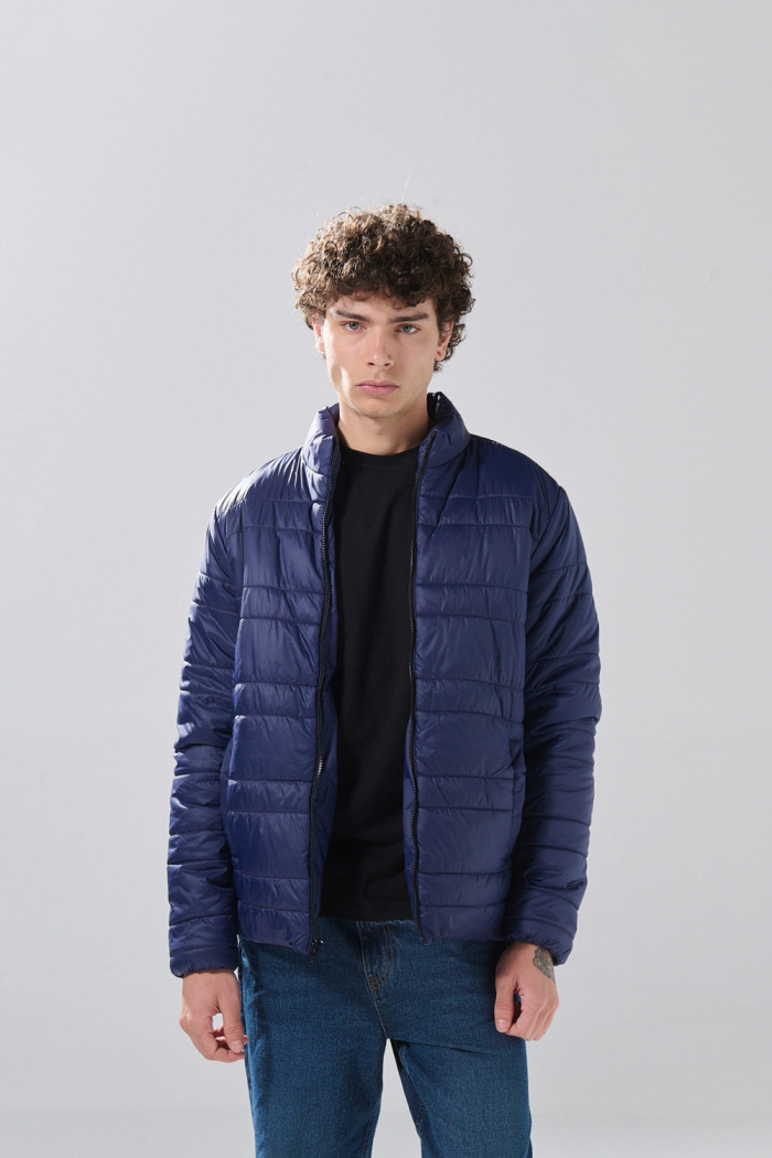 Chaqueta acolchada unicolor cuello alto con costuras
