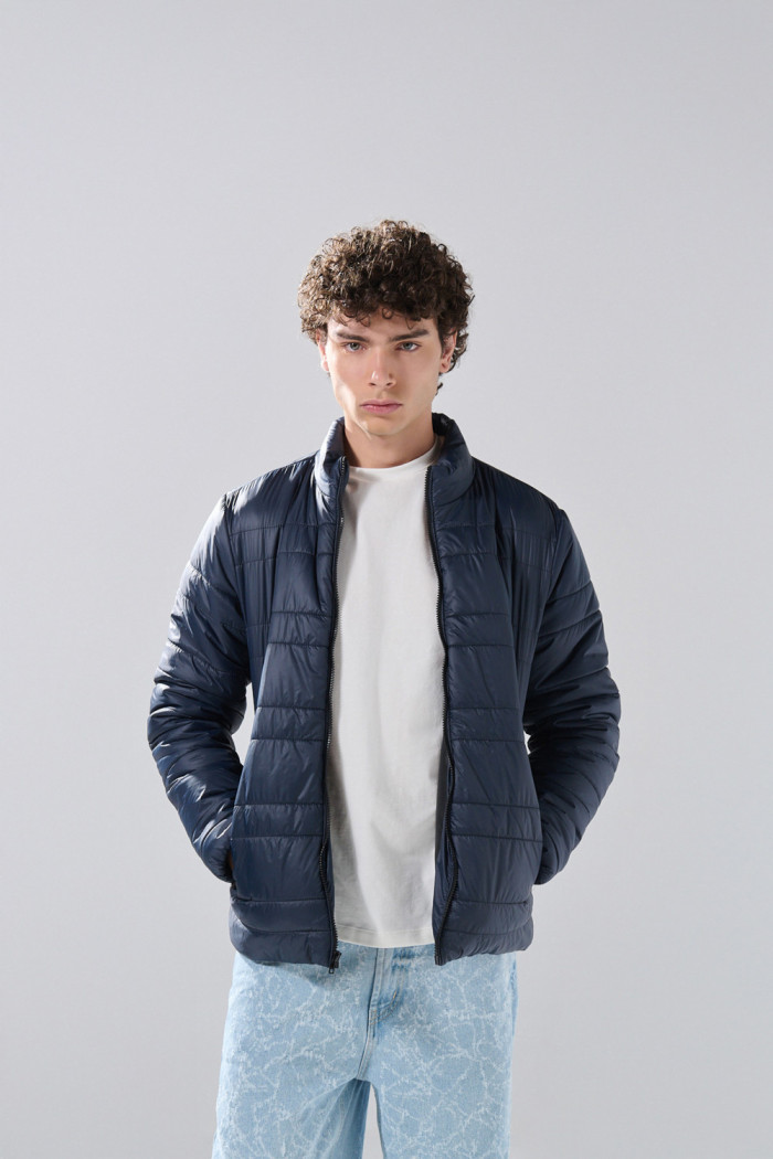 Chaqueta acolchada unicolor cuello alto con costuras