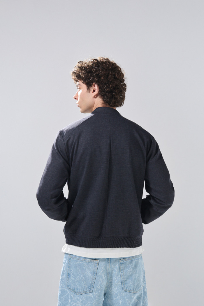 Chaqueta cuello neru azul oscuro con cremallera