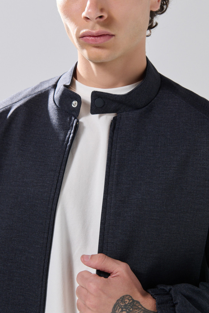 Chaqueta cuello neru azul oscuro con cremallera