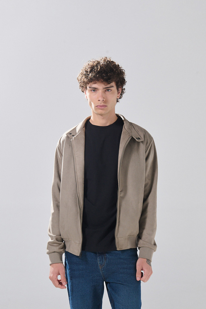Chaqueta café en gamuza cazadora bomber con cuello alto