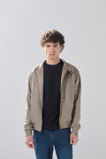 Chaqueta café en gamuza cazadora bomber con cuello alto