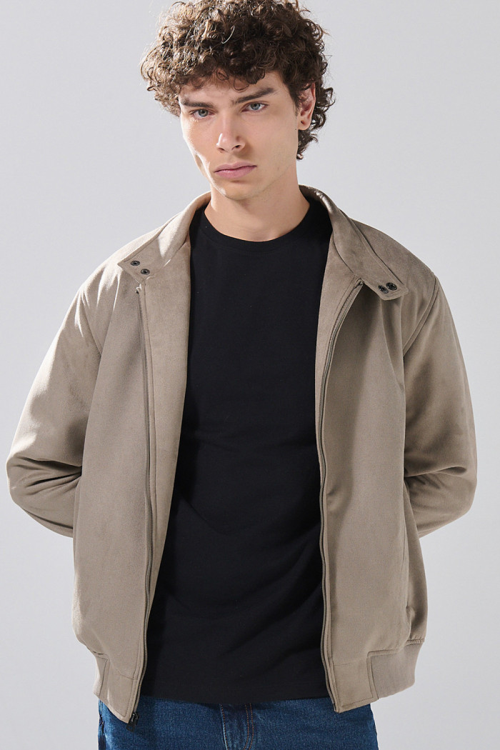 Chaqueta café en gamuza cazadora bomber con cuello alto