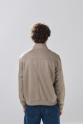Chaqueta café en gamuza cazadora bomber con cuello alto