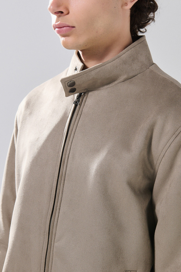 Chaqueta café en gamuza cazadora bomber con cuello alto