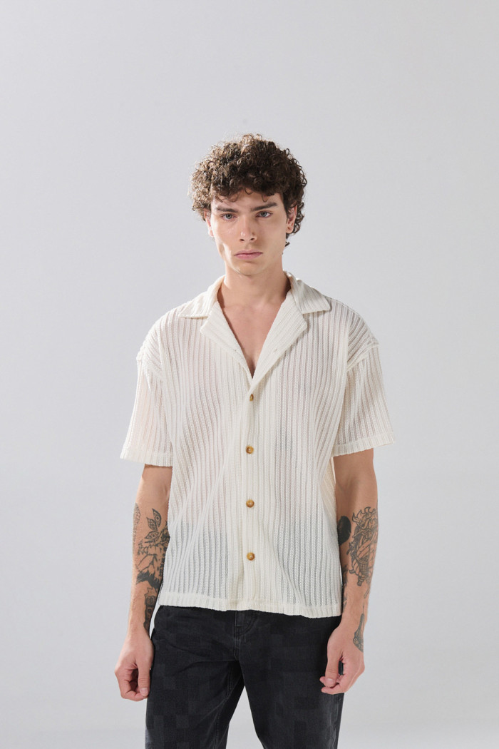 Camisa unicolor con manga corta, cuello resort y texturas