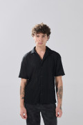 Camisa unicolor con manga corta, cuello resort y texturas