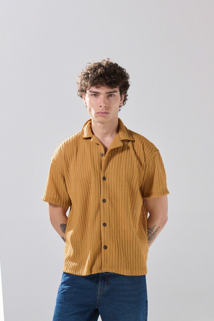 Camisa unicolor con manga corta, cuello resort y texturas