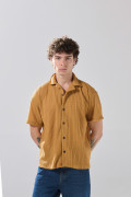 Camisa unicolor con manga corta, cuello resort y texturas