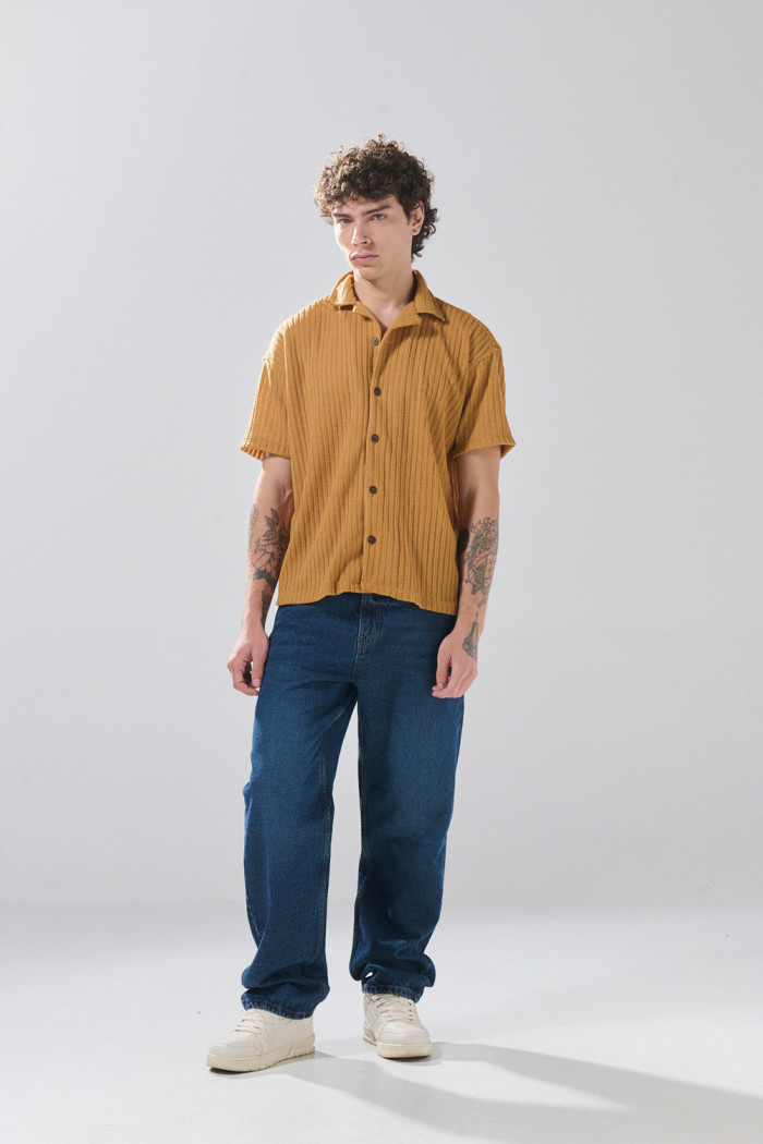 Camisa unicolor con manga corta, cuello resort y texturas