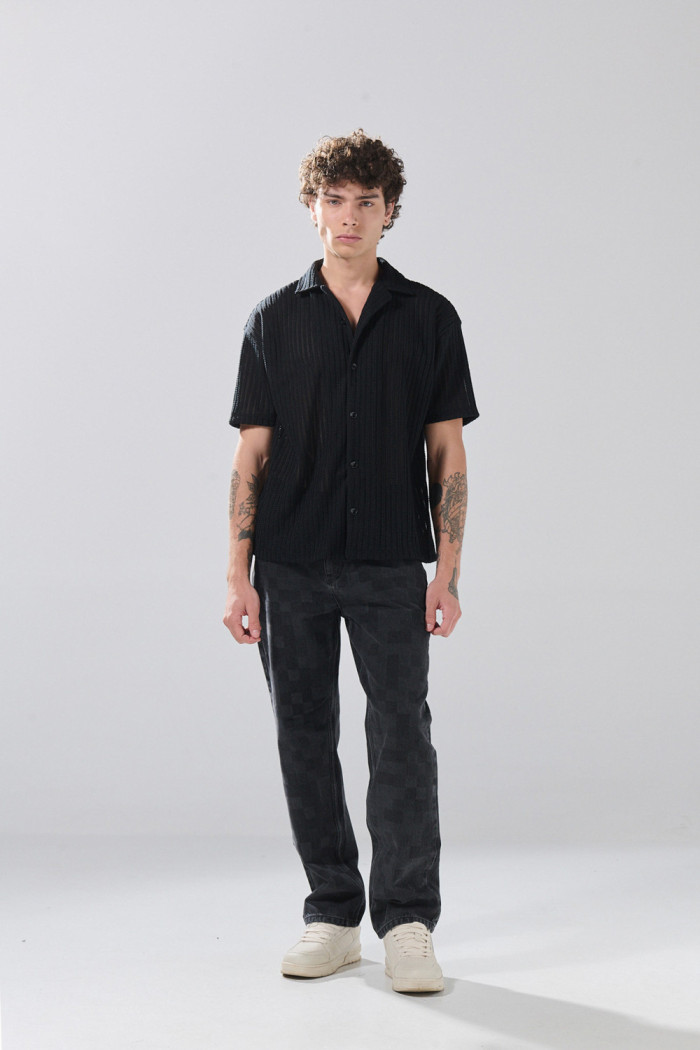 Camisa unicolor con manga corta, cuello resort y texturas