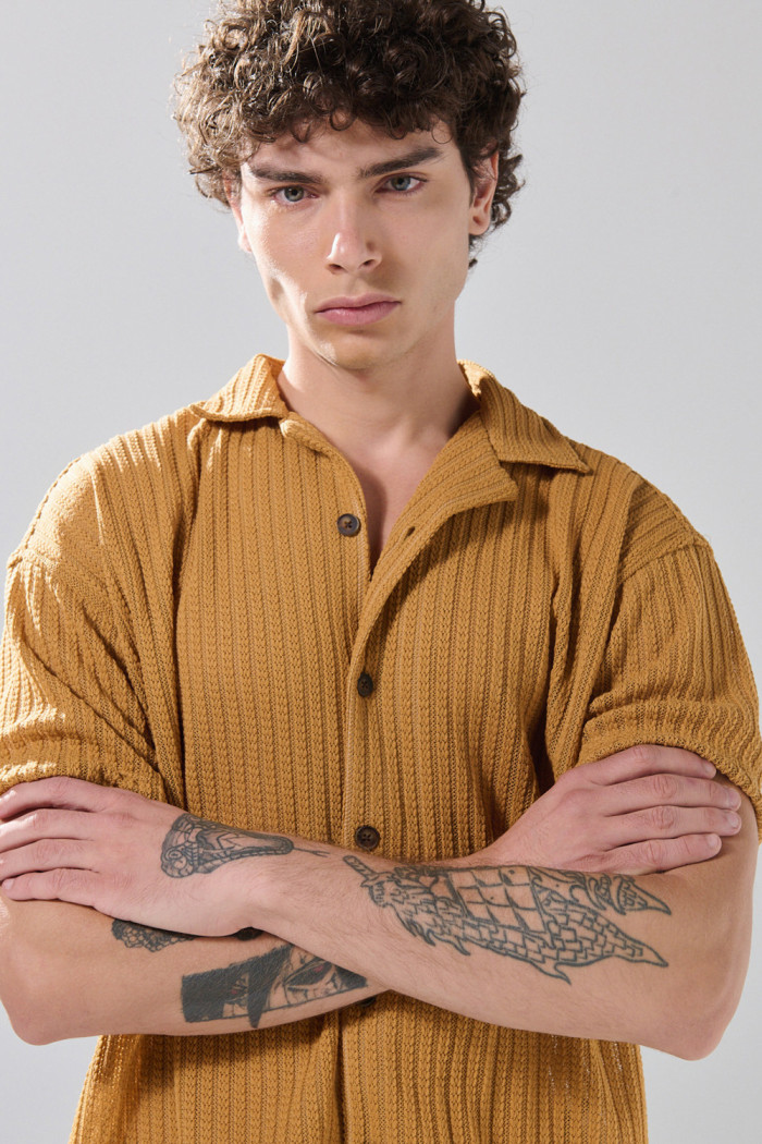 Camisa unicolor con manga corta, cuello resort y texturas