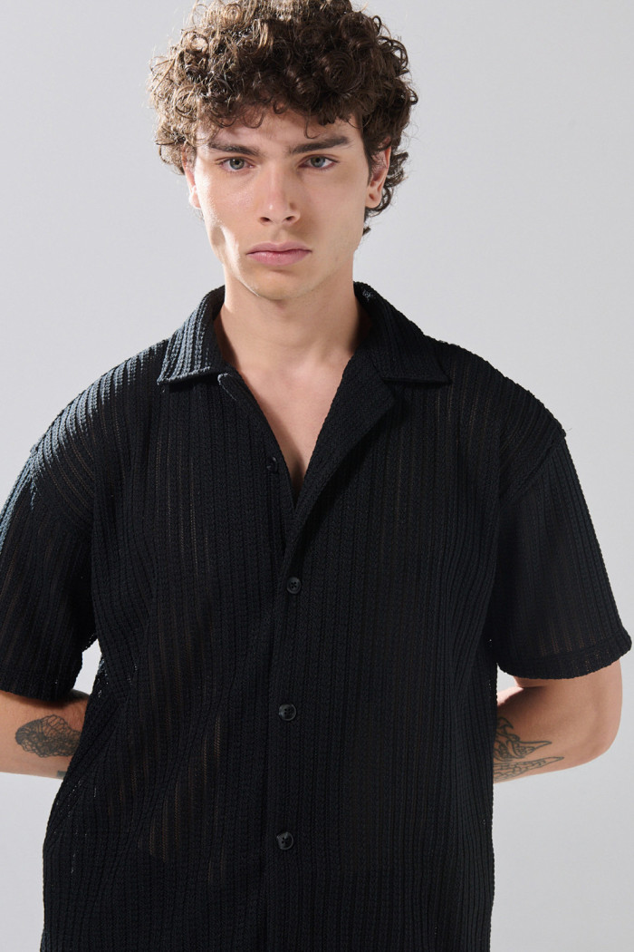 Camisa unicolor con manga corta, cuello resort y texturas