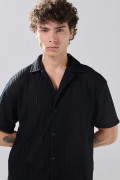 Camisa unicolor con manga corta, cuello resort y texturas