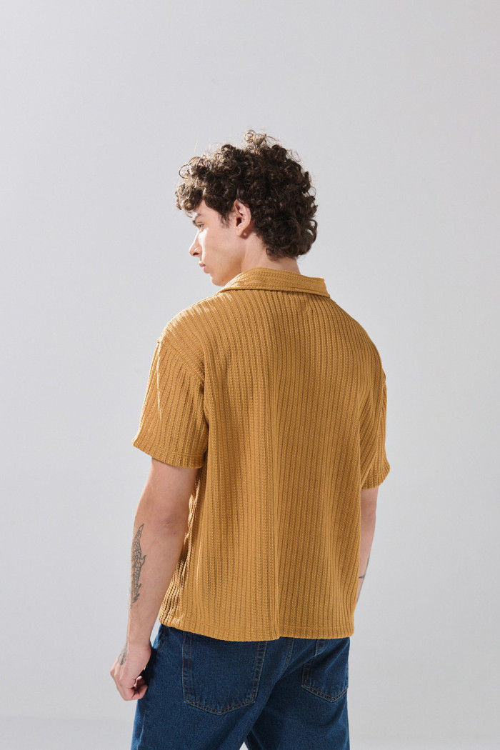 Camisa unicolor con manga corta, cuello resort y texturas