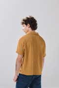 Camisa unicolor con manga corta, cuello resort y texturas