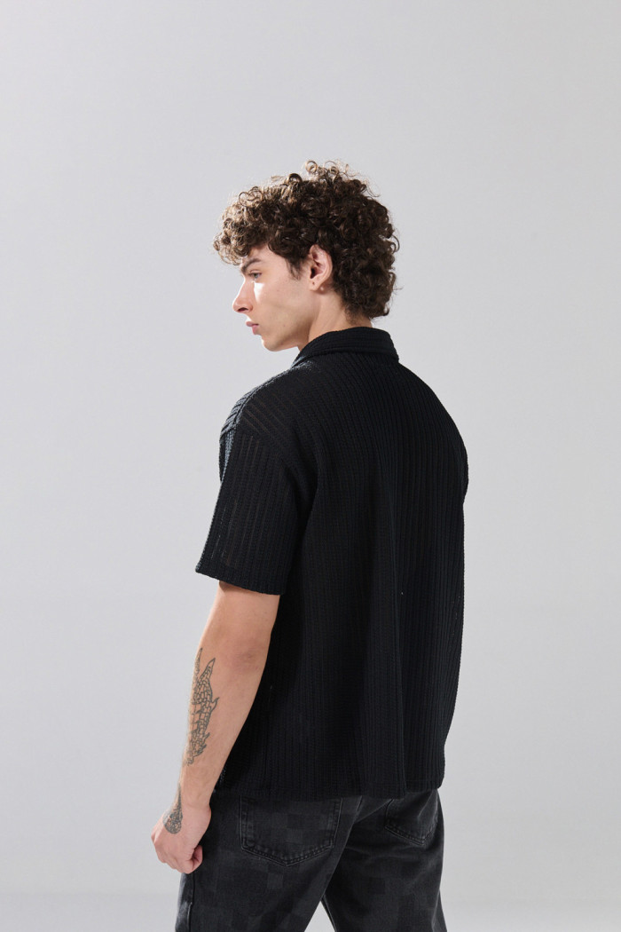 Camisa unicolor con manga corta, cuello resort y texturas