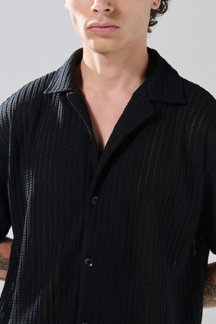 Camisa unicolor con manga corta, cuello resort y texturas