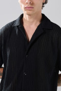 Camisa unicolor con manga corta, cuello resort y texturas