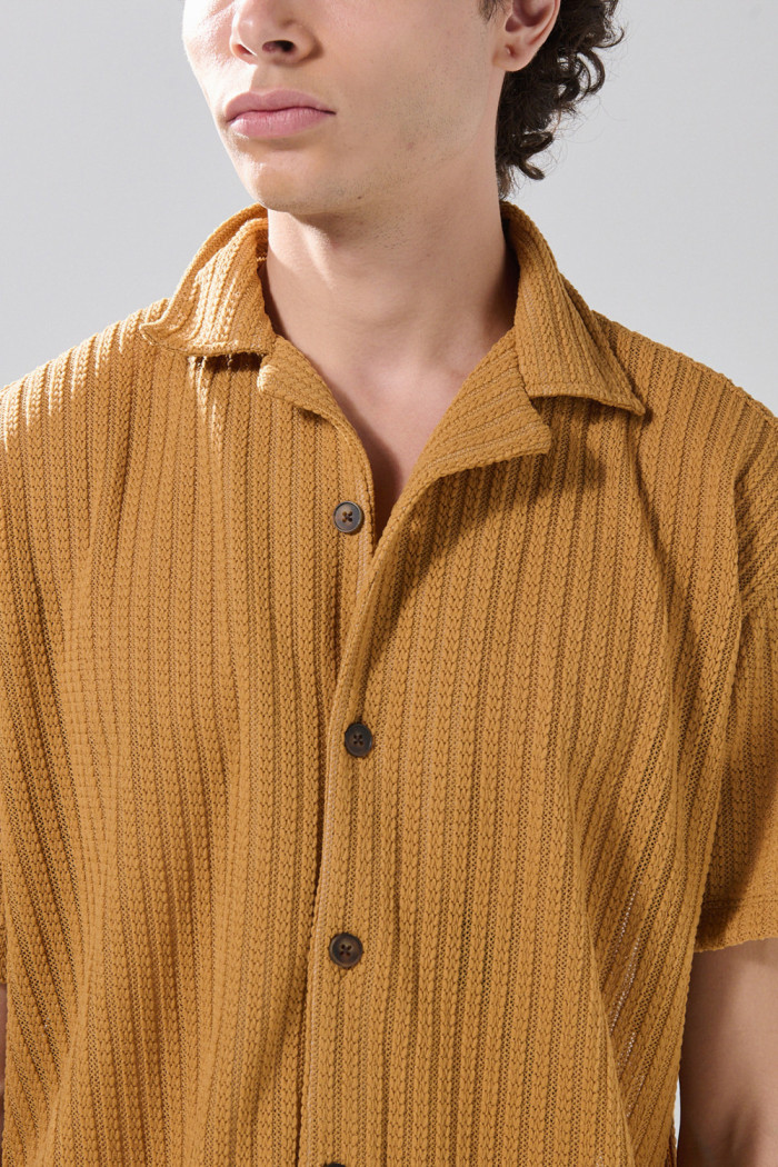Camisa unicolor con manga corta, cuello resort y texturas