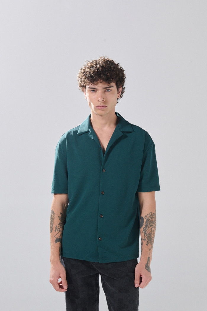 Camisa unicolor con botones delanteros y cuello resort