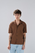 Camisa unicolor con botones delanteros y cuello resort
