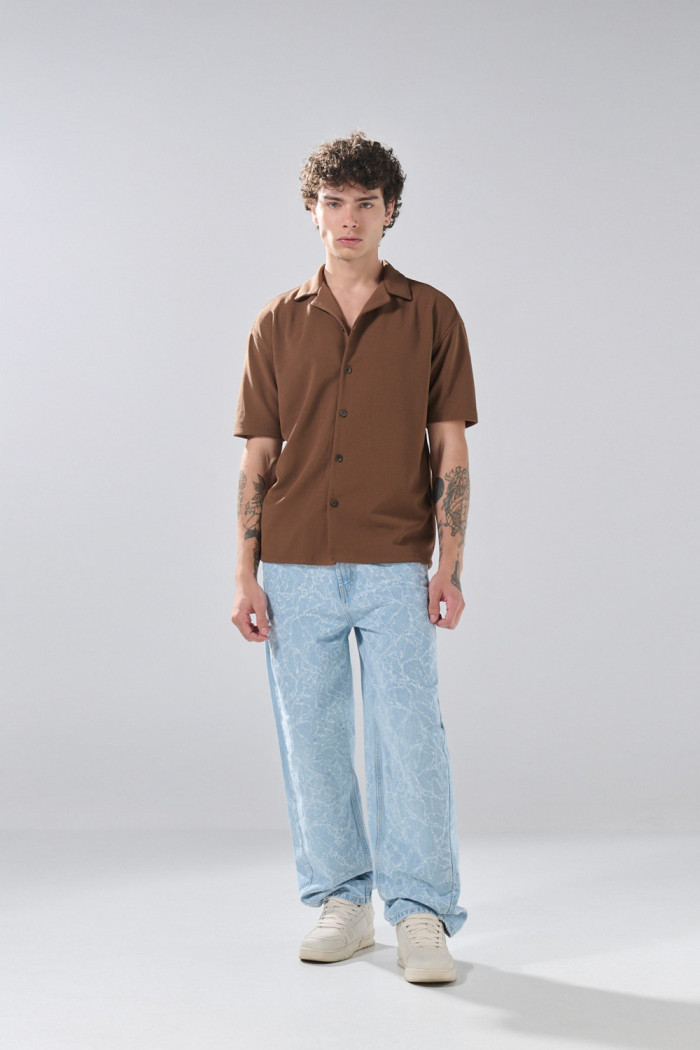 Camisa unicolor con botones delanteros y cuello resort