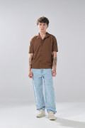Camisa unicolor con botones delanteros y cuello resort