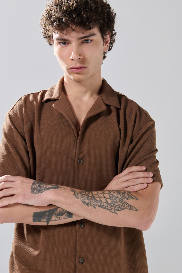 Camisa unicolor con botones delanteros y cuello resort