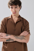 Camisa unicolor con botones delanteros y cuello resort