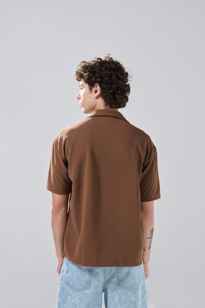 Camisa unicolor con botones delanteros y cuello resort