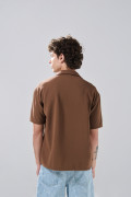 Camisa unicolor con botones delanteros y cuello resort