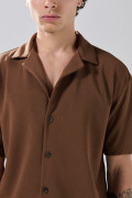 Camisa unicolor con botones delanteros y cuello resort