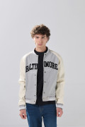 Chaqueta gris bomber con arte college y mangas en PU