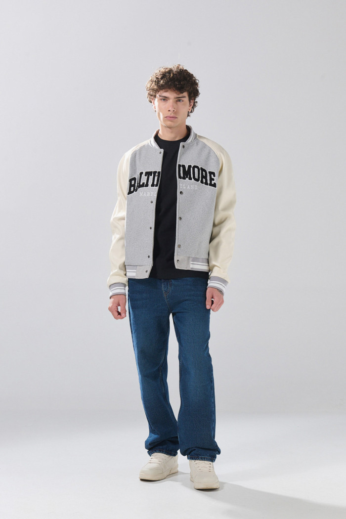Chaqueta gris bomber con arte college y mangas en PU