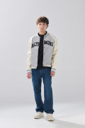 Chaqueta gris bomber con arte college y mangas en PU