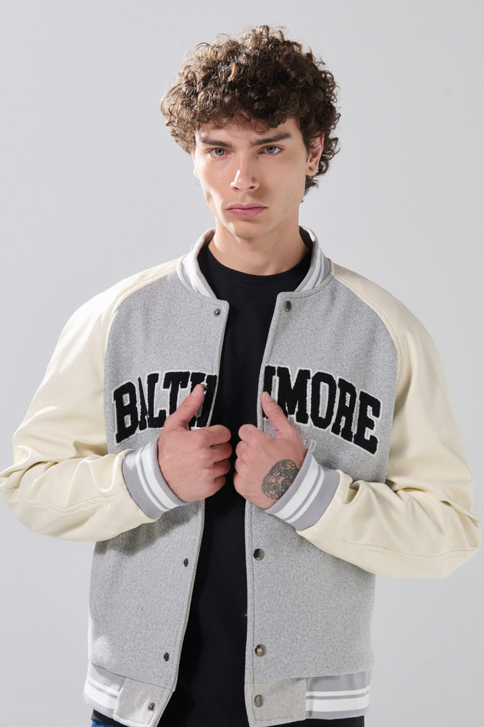 Chaqueta gris bomber con arte college y mangas en PU