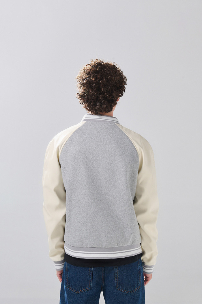 Chaqueta gris bomber con arte college y mangas en PU