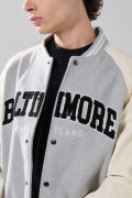 Chaqueta gris bomber con arte college y mangas en PU